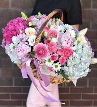 Цветочная композиция из Розы, Хризантемы, Пионы и Лизиантусы в корзине в Иваньково 