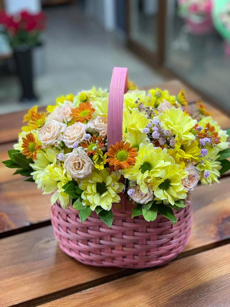 Цветочная композиция из Хризантемы и Розы в корзине в Иваньково 