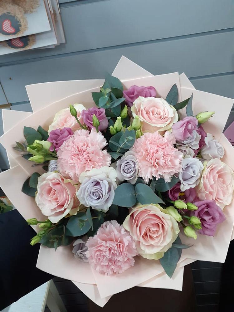 Букет цветов из: Розы, Гвоздики и Лизиантусы в Иваньково 