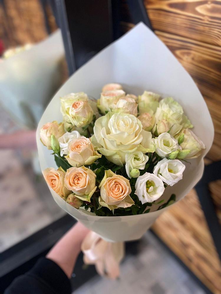 Букет цветов из: Розы и Лизиантусы в Иваньково 